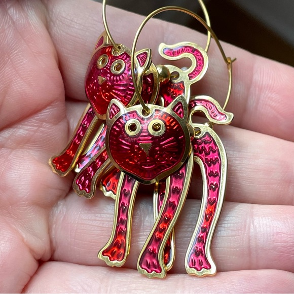 Vintage signed Berebi goldtone & enamel cat articulated hoop earrings pink red - Picture 11 of 13